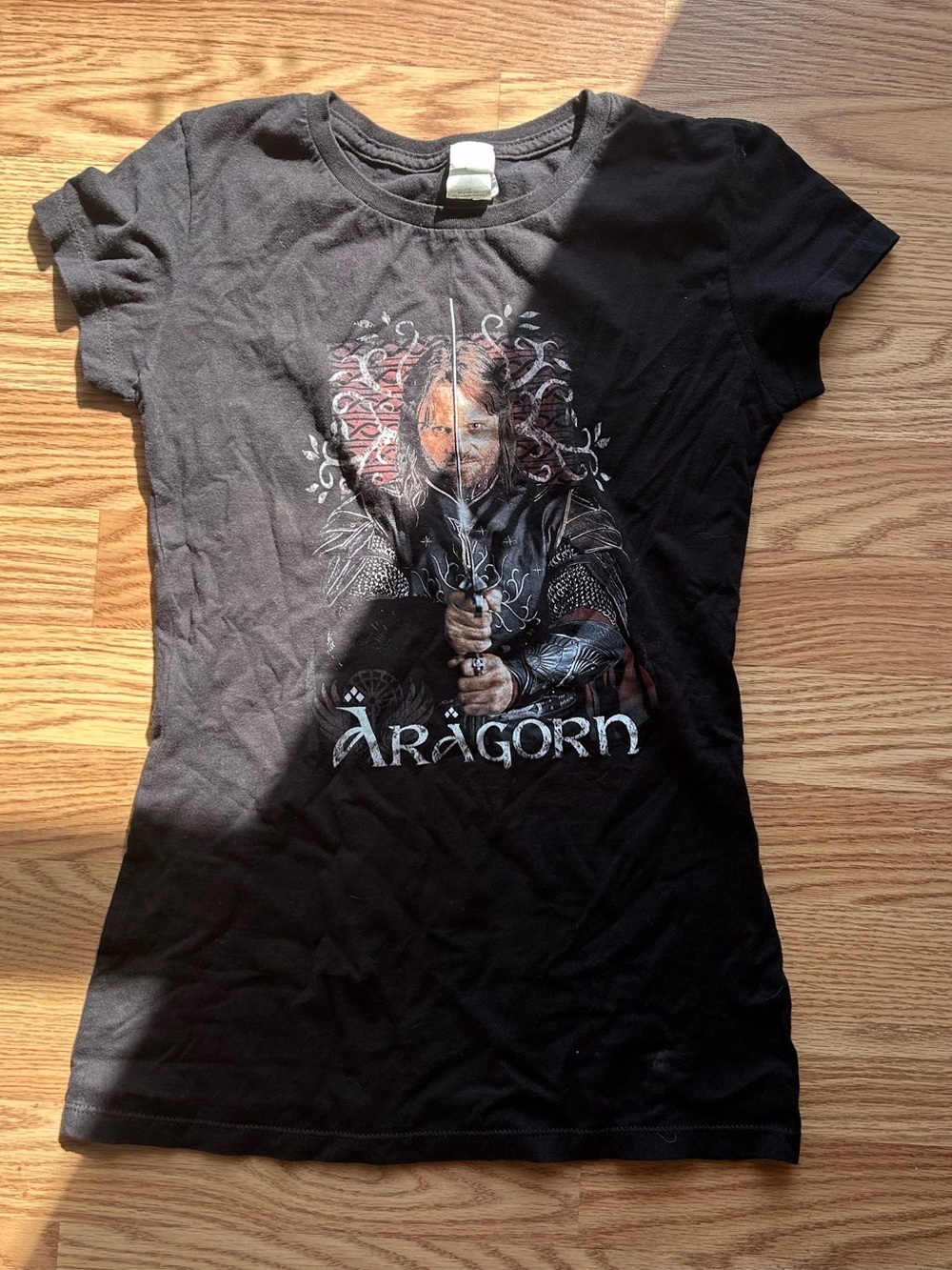 The Lord of The Rings The Two Towers Aragorn Sword Pose T-shirt Medium Women